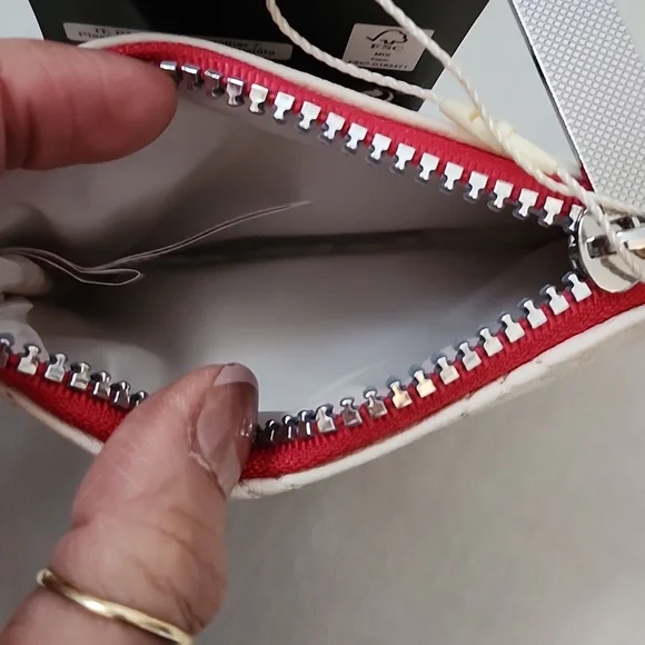 Stranger Things "Hellfire Club" Card Holder & Lanyard Set with Red Furry  Bag - Picture 6 of 16